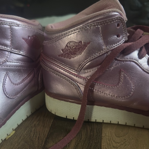 Air Jordans Pink barely warn size 6Y - Picture 3 of 3